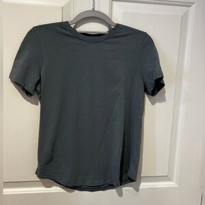 Lululemon women’s tee shirt